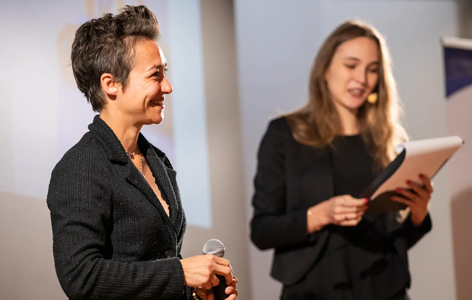 Ilaria Lobina durante l’intervista sul palco dell’evento Eccellenza nel Benessere 2025 a Cividale