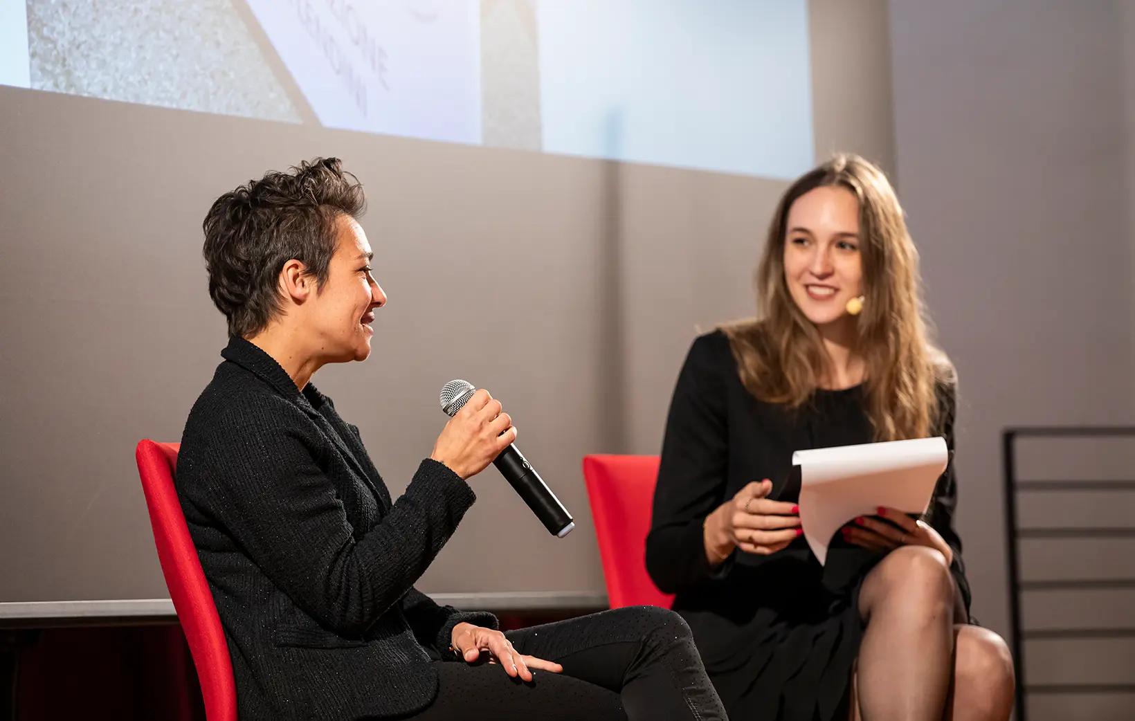 Ilaria Lobina con microfono mentre racconta l’esperienza di Head Cleaners Udine alla premiazione 2025