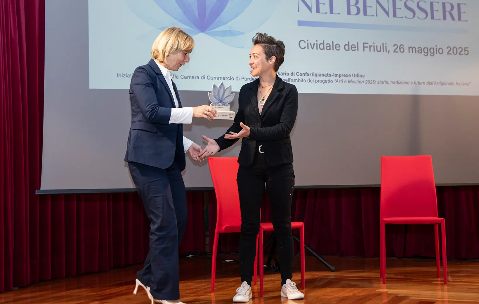 Premiazione di Ilaria Lobina per Head Cleaners Udine, riconoscimento per impegno sociale contro la pediculosi